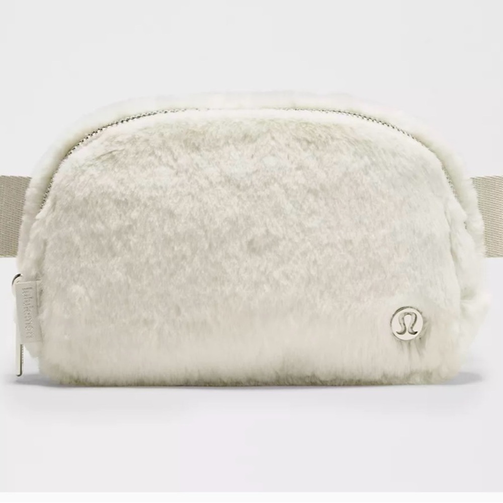 NWT Lululemon Everywhere Belt Bag Plush Fleece White
Bone/Silver